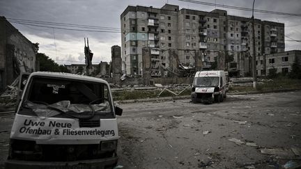 La ville de&nbsp;Lyssytchansk, dans le Donbass (Ukraine), le 18 juin 2022. (ARIS MESSINIS / AFP)