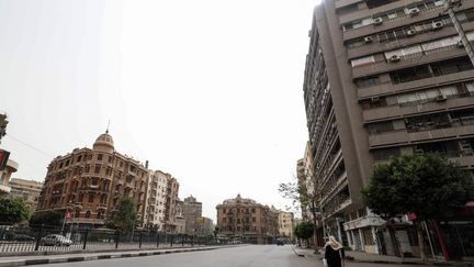 Les rues désertes du Caire, en Egypte, le 24 avril 2020, premier jour du mois du ramadan. (MOHAMED EL-SHAHED / AFP)