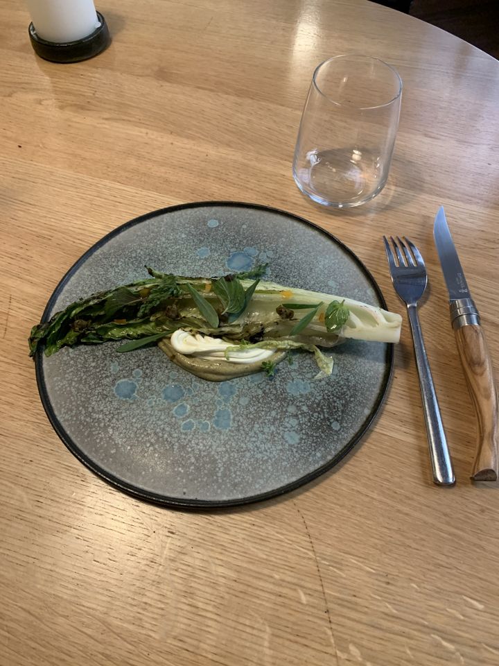 Romaine au barbecue, plat signé Tabata et Ludovic Mey. (RF / BERNARD THOMASSON)