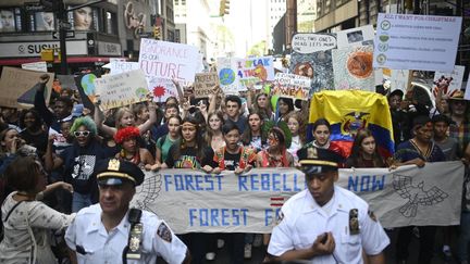 Des milliers de jeunes ont défilé vendredi 20 septembre contre le réchauffement climatique à New York (JOHANNES EISELE / AFP)