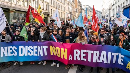 Des jeunes, parmi lesquels le député LFI Louis Boyard, manifestent contre le projet de réforme des retraites du gouvernement, le 21 janvier 2023 à Paris. (SAMUEL BOIVIN / NURPHOTO / AFP)