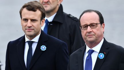 François Hollande (à droite) et Emmanuel Macron (à gauche), assistent à la commémoration de la victoire des Alliés sur l'Allemagne nazie&nbsp;de 1945, devant l'Arc de Triomphe à Paris, le 8 mai 2017. (MUSTAFA YALCIN / ANADOLU AGENCY)