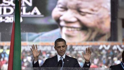 Barack Obama, alors président des Etats-Unis, aux funérailles de l'ancien président sud-africain Nelson Mandela à Johannesburg, en décembre 2013. (Brendan SMIALOWSKI / AFP)