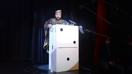 Dieudonn&eacute;, le 11 janvier au Th&eacute;&acirc;tre de la Main d'Or &agrave; Paris, lors d'une conf&eacute;rence de presse pour annoncer son dernier spectacle.&nbsp; (ALAIN JOCARD / AFP)