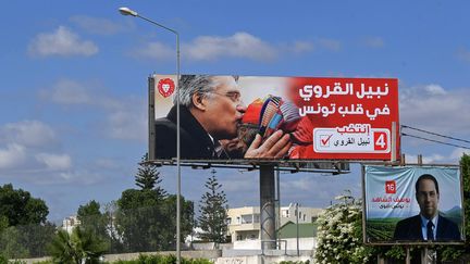 Une affiche électorale pour la campagne présidentielle de Nabil Karoui (grande affiche rouge) dans la capitale, Tunis, le 7 septembre 2019 (FETHI BELAID / AFP)