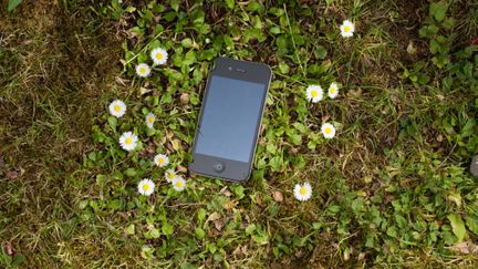 Le t&eacute;l&eacute;phone a &eacute;t&eacute; retrouv&eacute; dans l'herbe. Hormis quelques rayures, il &eacute;tait intact et en parfait &eacute;tat de marche. (DIGITAL CAMERA MAGAZINE / GETTY IMAGES)