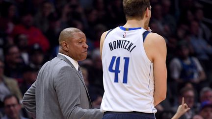 Doc Rivers, coach des LA Clippers, et Dirl Nowitski, des Dallas Mavericks, le 25 février 2019. (HARRY HOW / GETTY IMAGES NORTH AMERICA)