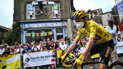 Le tenant du titre Jonas Vingegaard (Jumbo-Visma), portant un masque lors de la 19e étape du Tour de France, le 22 juillet 2022. (ANNE-CHRISTINE POUJOULAT / AFP)