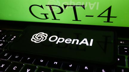 Les logos de GPT-4 et de l'entreprise OpenAI, photographiés à Sułkowice, en Pologne, le 14 mars 2023. (JAKUB PORZYCKI / NURPHOTO / AFP)