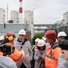 Raphaël Glucksmann, candidat PS-Place publique aux élections européennes, s'est rendu le 14 mai sur le site de l'usine Metex, à Amiens (Somme). (DELPHINE LEFEBVRE / HANS LUCAS / AFP)