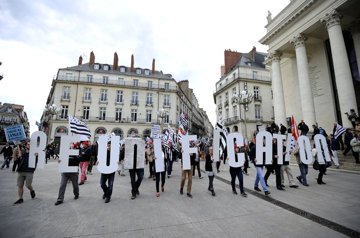 Des manifestants d&eacute;filent pour r&eacute;clamer la r&eacute;unification de la Loire-Atlantique avec la Bretagne, le 19 avril 2014 &agrave; Nantes (Loire-Atlantique). (JEAN-SEBASTIEN EVRARD / AFP)