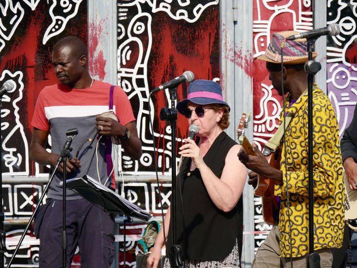 Myriam, chanteuse, accompagnée par des musiciens au parc de Belleville, à Paris, le 21 juin 2022.&nbsp; (JEREMIE LAURENT-KAYSEN)