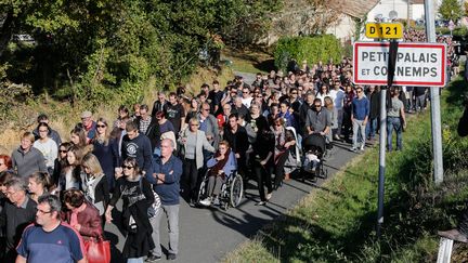 Des habitants de Petit Palais et Cornemps (Gironde) d&eacute;filent &agrave; la m&eacute;moire des victimes de l'accident de Puisseguin, le 25 octobre 2015. (  MAXPPP)