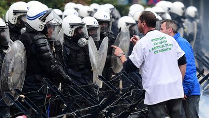 Face-&agrave;-face tendu entre la police anti-&eacute;meute belge et les agriculteurs europ&eacute;ens en col&egrave;re face &agrave; la chute des cours. (EMMANUEL DUNAND / AFP)