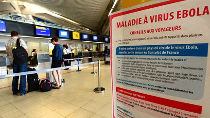 Une pancarte met en garde les voyageurs contre le virus Ebola, le 21 ao&ucirc;t 2014 &agrave; l'a&eacute;roport Saint-Exup&eacute;ry de Lyon (Rh&ocirc;ne). (  MAXPPP)