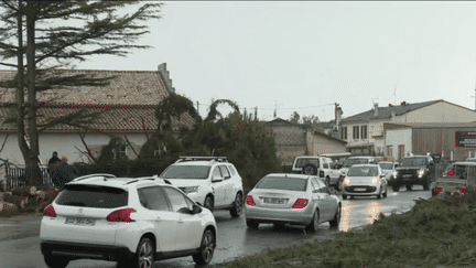 Autre conséquence de cette tempête, une tornade a provoqué d’énormes dégâts dans un petit village de Gironde. Des arbres et des poteaux électriques ont été arrachés et des maisons ont été endommagées. (franceinfo)