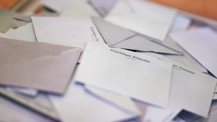 Des bulletins de vote dans une urne électorale dans le 14 arrondissement de Paris lors du&nbsp;second tour des élections législatives, le 18 juin 2017. (BENJAMIN CREMEL / AFP)