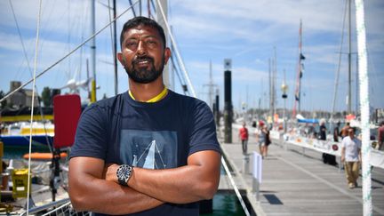 Le skipper indien&nbsp;Abhilash Tomy avant le départ de la Golden Globe Race aux Sables-d'Olonne le 29 juin 2018. (DAMIEN MEYER / AFP)