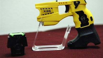 Quelque 4.600 Taser X26 sont déjà en service dans la police nationale et la gendarmerie. (© AFP. S de Sakutin)