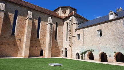 L'abbatiale et la salle capitulaire de l'abbaye de Beaulieu-en-Rouergue vues depuis l'ancien cloître. (ANNE CHEPEAU / RADIO FRANCE)