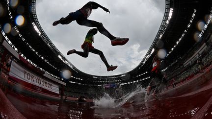 "J'aime pas trop le passage de la rivière au 3 000 m steeple, après ça fait mouillé dans la chaussure. Et alors&nbsp;quand on en finit avec les 3 bornes, je te raconte pas comment ça cocotte dans les vestiaires." (ANDREJ ISAKOVIC / AFP)