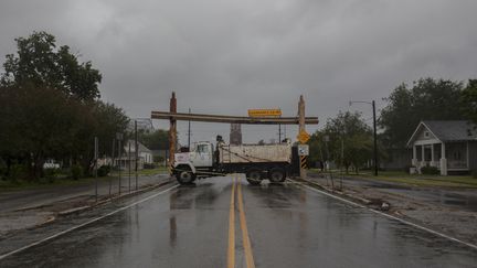 Un camion bloque l'accès d'un pont à Morgan City (Louisiane), lors du passage de la tempête Barry, samedi 13 juillet 2019. (SETH HERALD / AFP)