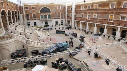 Les préparatifs ont déjà commencé, comme ici dans la cour à l'italienne du Palais, qui accueillera le mariage religieux. (AFP / Valéry Hache)