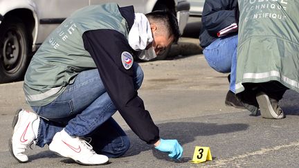 La police scientifique sur le lieu de l'altercation dans laquelle un policier a tir&eacute; sur un jeune homme, le 14 f&eacute;vrier 2013. (BORIS HORVAT / AFP)