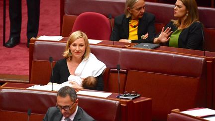 L'élue écologiste, 40 ans, est ainsi devenue la première femme politique australienne à allaiter son nouveau-né en séance, un geste autorisé par le règlement du Parlement depuis 2003. Un geste également militant, destiné à changer le regard sur l'allaitement en public et choisi par d'autres élues dans le monde comme en Argentine, en Espagne et récemment en Islande, où la députée conservatrice Unnur Bra Konradsdottir a même donné le sein à son nourrisson ... à la tribune. (Mick TSIKAS / REUTERS)