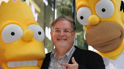 Matt Groening pose avec deux répliques de ses vedettes Bart et Homer Simpson, le 14 février 2012 à Hollywood (Etats-Unis).
 (ROBYN BECK / AFP)