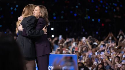 Beyonce et Kamala Harris lors d'un meeting de la candidate démocrate à Houston (Texas) le 25 octobre 2024 (ROBERTO SCHMIDT / AFP)