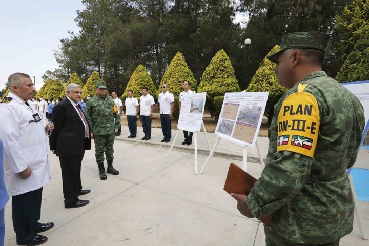 Le président mexicain Andres Manuel Lopez Obrador et le général Luis Cresencio Sandoval Gonzalez, secrétaire à la défense nationale&nbsp; lors de la visite à l'hôpital militaire de Temamatla pour les patients atteints de coronavirus, à Temamatla, au Mexique, le 3 avril 2020. (- / MEXICAN PRESIDENCY)