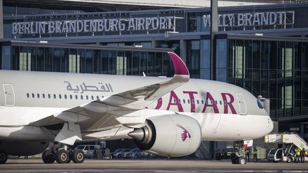 Un avion A350 de la compagnie Qatar Airways à l'aéroport de Berlin (Allemagne), le 4 novembre 2020.
 (ODD ANDERSEN / AFP)