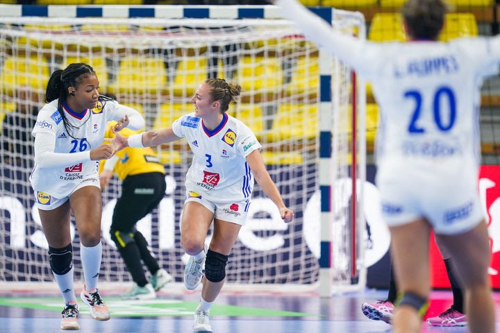 Les françaises Pauletta Foppa et Alicia Toublanc célébrant un but lors d'un match de l'Euro de handball, opposant la France et le&nbsp;Monténégro, le 13 novembre 2022, à Skopje, Macédoine. (HENK SEPPEN / AFP)