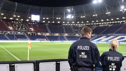 Un hommage aux victimes des attentats de Paris était prévu avant le début de la rencontre Allemagne - Pays-Bas (JULIAN STRATENSCHULTE / DPA)