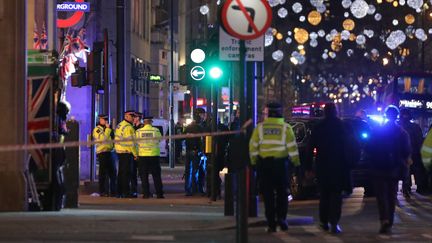 Des policiers déployés dans le centre-ville de Londres (Royaume-Uni), le 24 novembre 2017. (DANIEL LEAL-OLIVAS / AFP)