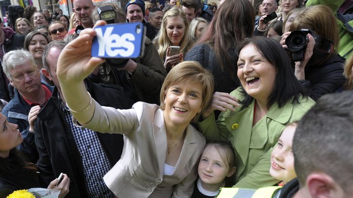 Nicola Sturgeon se pr&ecirc;te au jeu du selfie, &agrave; Glasgow, le 25 avril.&nbsp; (ANDY BUCHANAN / AFP)