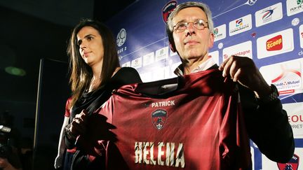 Le pr&eacute;sident du Clermont Foot Claude Michy pr&eacute;sente Helena Costa &agrave; la presse, le 22 mai 2014, &agrave; Clermont-Ferrand. (DANYEL MASSACRIER / CITIZENSIDE / AFP)