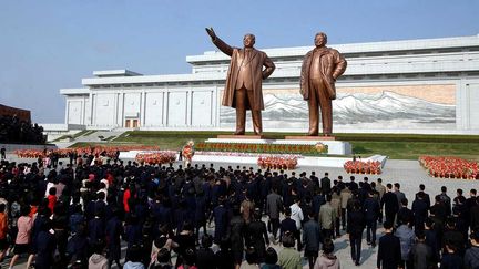  (Statues de Kim Il-sung et Kim Jong-il à Pyongyang   © Maxppp)