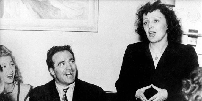 Édith Piaf chante à une table de restaurant, sous le regard radieux de Marcel Cerdan.
 (Cinello / Sipa)