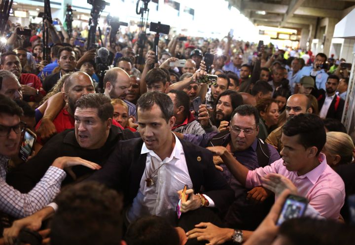 Le président de l'Assemblée nationale Juan Guaido lors de son retour au Venezuela, mardi 11 février 2020 à l'aéroport de Maiquetia. (CRISTIAN HERNANDEZ / AFP)