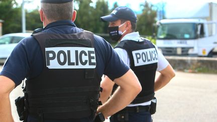 Des policiers lors de contrôles routiers à Valence, le 24 août 2021. (NICOLAS GUYONNET / HANS LUCAS / AFP)