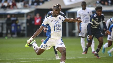 L'attaquant bissau-guinéen de Troyes Mama Baldé frappe un penalty face à Bordeaux lors du match de L1 entre les Girondins et l'ESTAC au stade Matmut-Atlantique de Bordeaux, le 6 mars 2022 (ROMAIN PERROCHEAU / AFP)