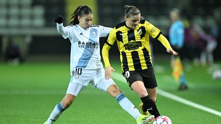 La Parisienne Clara Mateo au duel avec la Suédoise Hanna Wijk lors de Häcken-PFC en Ligue des champions, le 24 janvier 2024. (BJORN LARSSON ROSVALL / AFP)