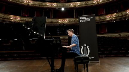 Le pianiste Alexandre Tharaud ici au théâtre Victoria Eugenia de San Sebastian en Espagne en août 2018. (JUAN HERRERO/EFE/SIPA / EFE)