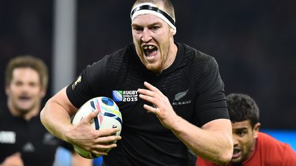 Le N&eacute;o-Z&eacute;landais Brodie Retallick inscrit le premier essai du quart de finale entre la France et les All Blacks, le 17 octobre, &agrave; Cardiff (Pays de Galles).&nbsp; (GABRIEL BOUYS / AFP)