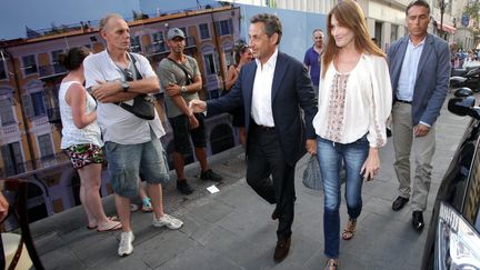 Nicolas Sarkozy et Carla Bruni dans les rues de Nice (Alpes-Maritimes), le 6 ao&ucirc;t 2013. ( MAXPPP)