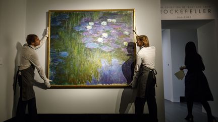 Le tableau de Claude Monet les "Nymphéas en fleurs", ici à Londres&nbsp;en février 2018, a été vendu&nbsp;lors de&nbsp;la vente organisée par Christie's de New York. (TOLGA AKMEN / EPA)