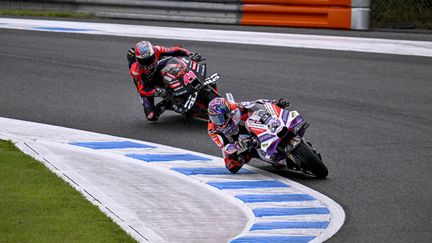 Jorge Martin (Pramac Ducati) lors du Grand Prix du Japon de MotoGP, le 1er octobre 2023, devant Aleix Espargaro (Aprilia). (GIGI SOLDANO / AFP)