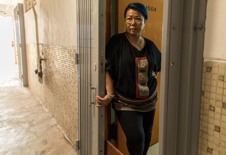 Ivy Lai à l'entrée de son appartement à Hong Kong, le 17 juillet 2019. (ELISE LAMBERT / FRANCEINFO)